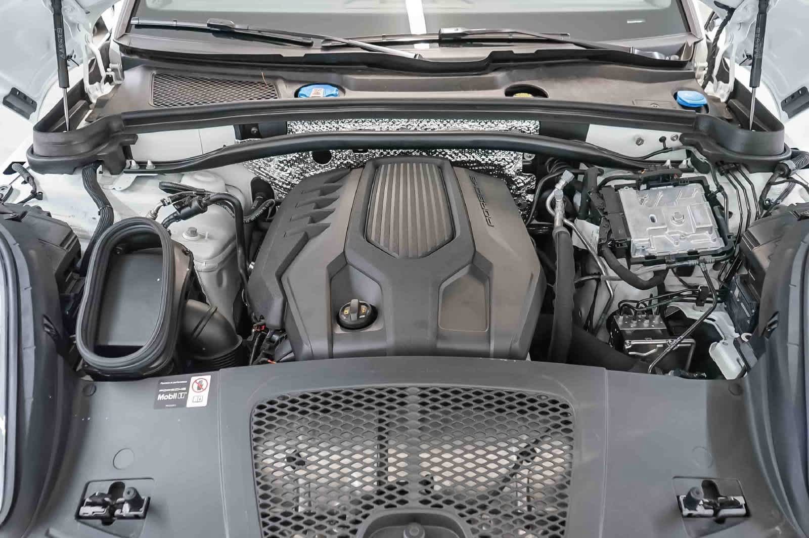 Certified 2026 Porsche Macan AWD/4WD image 32