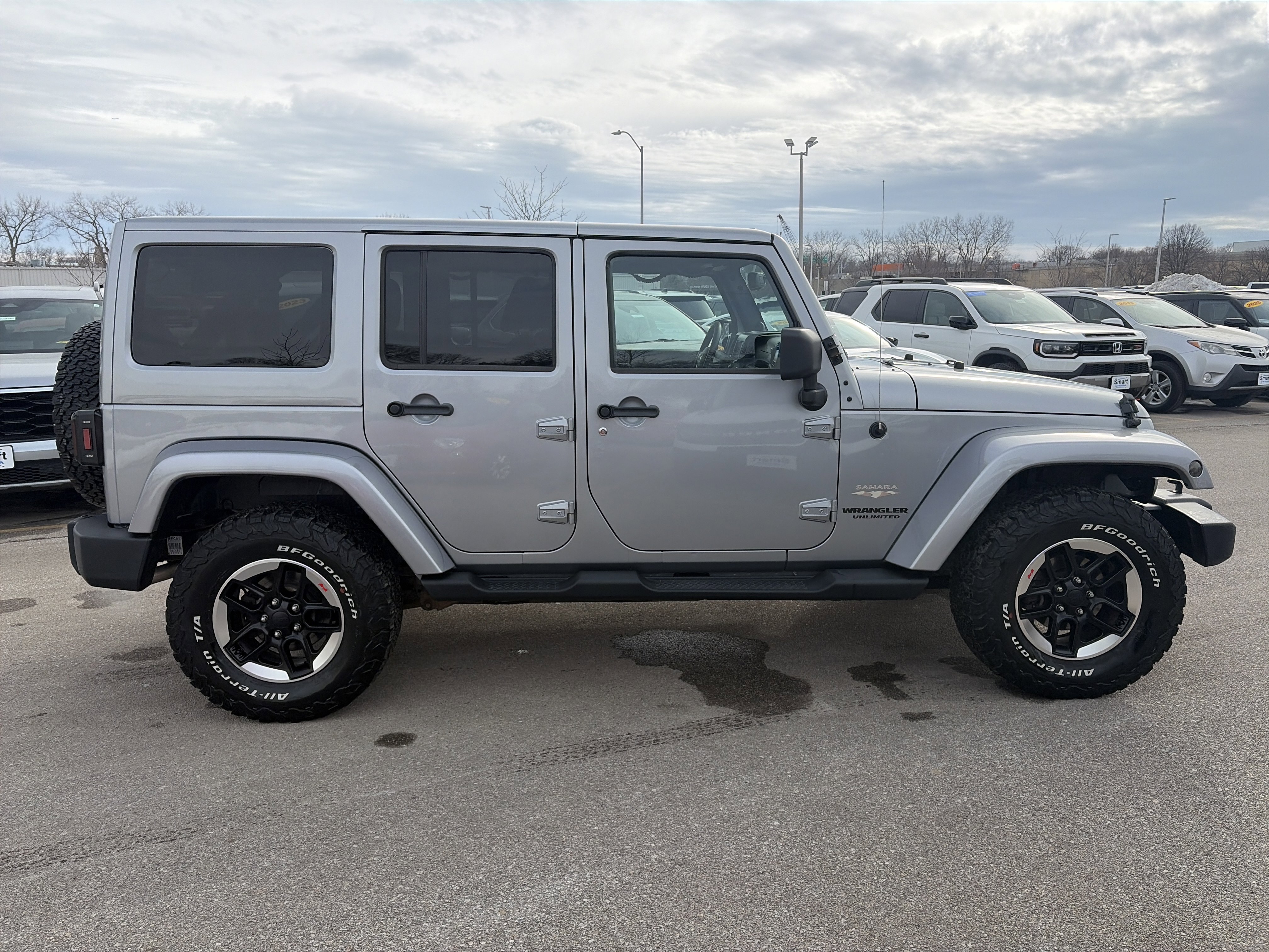 Used 2013 Jeep Wrangler Unlimited Sahara w/ Connectivity Group image 8