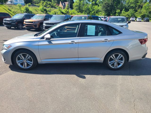 Used 2024 Volkswagen Jetta SE w/ Panoramic Sunroof Package FWD image 2