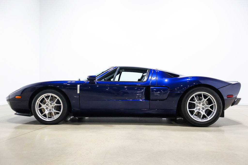 Used 2005 Ford GT RWD image 13
