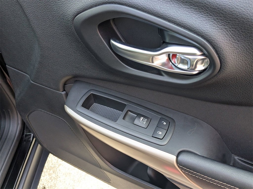 Used 2017 Jeep Cherokee Latitude w/ Safety/Convenience Group image 27