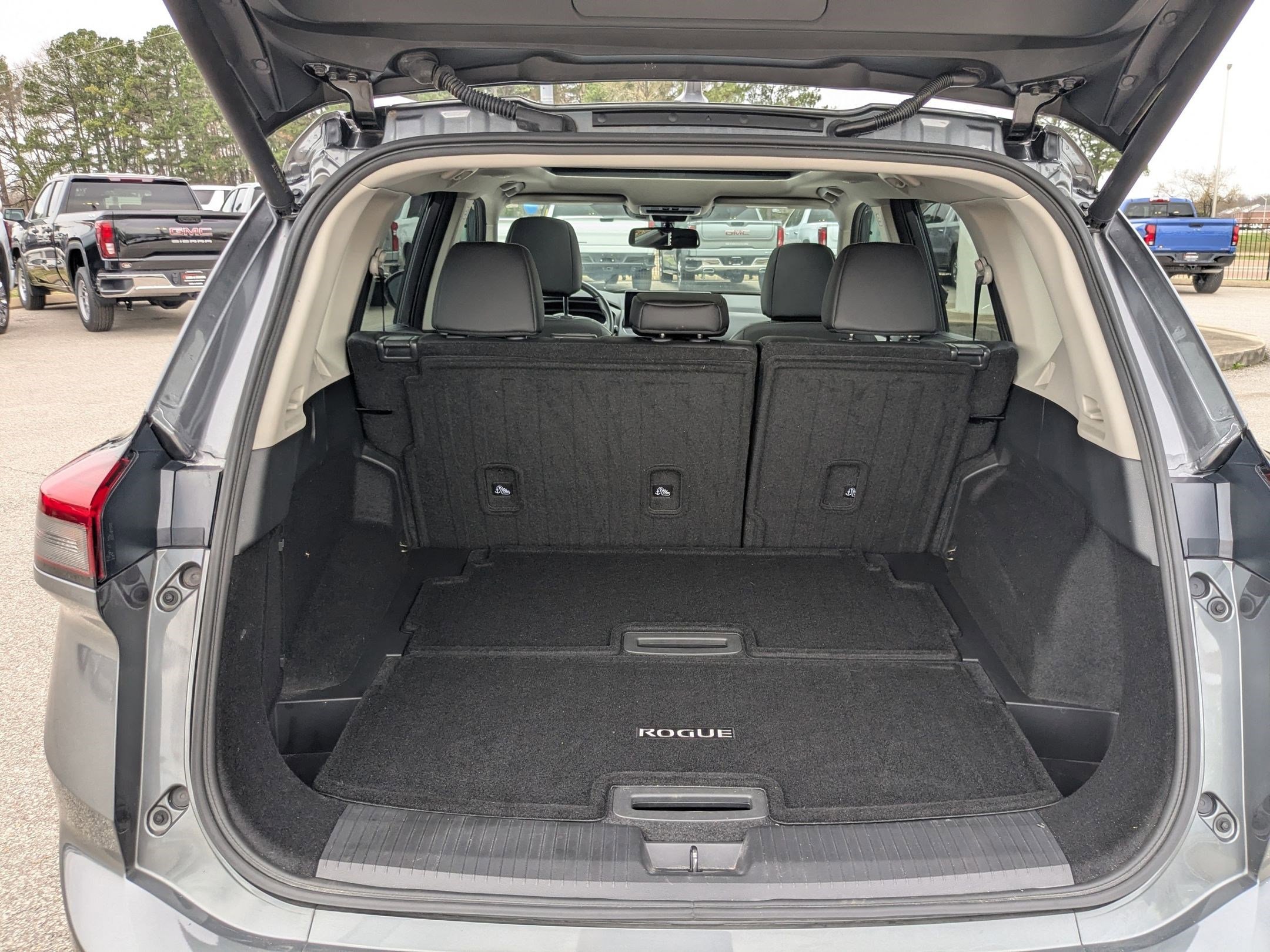 Used 2024 Nissan Rogue SL w/ SL Premium Package image 3