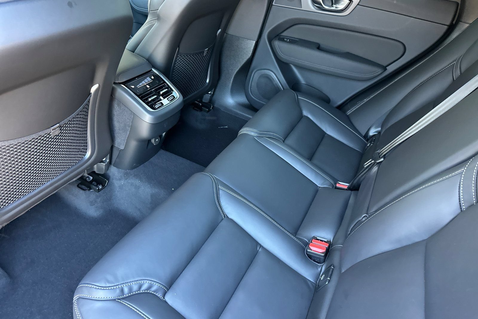 New 2026 Volvo XC60 B5 Ultra w/ Climate Package AWD/4WD image 11