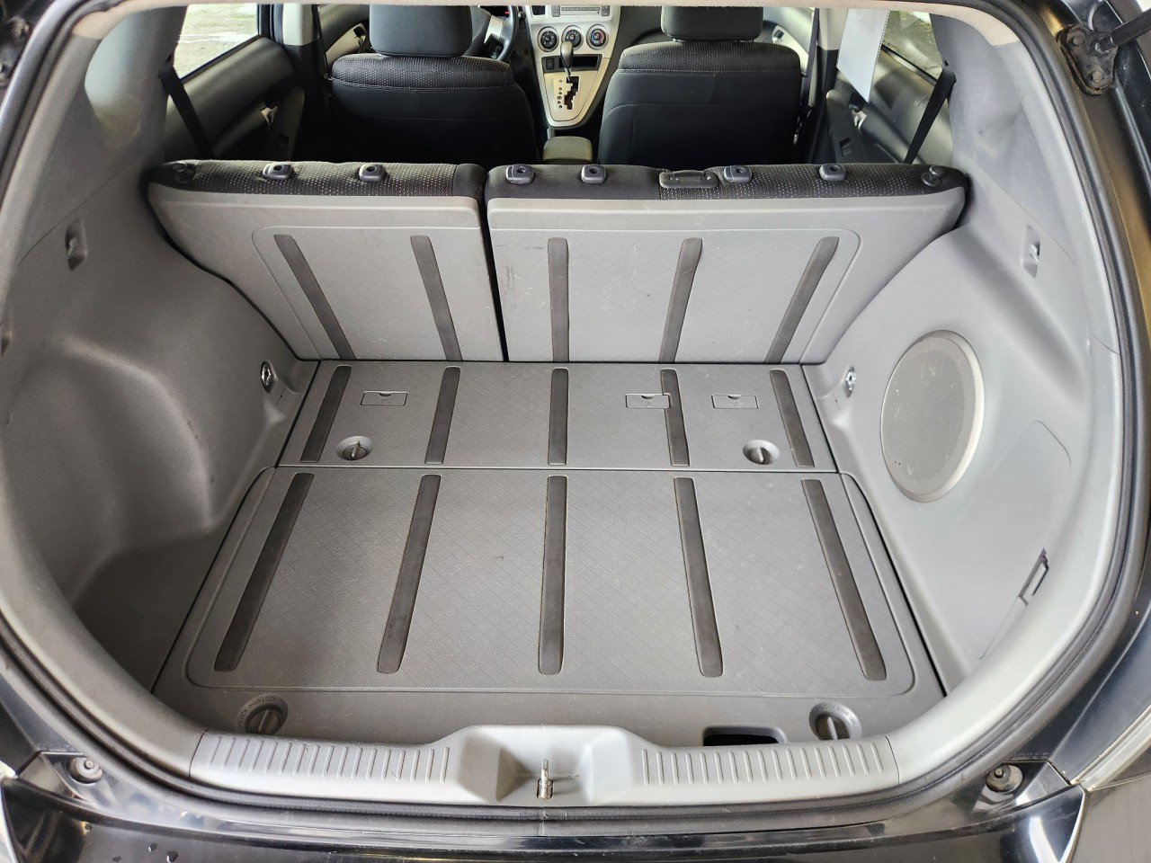 Used 2010 Pontiac Vibe w/ Sun And Sound Package image 9