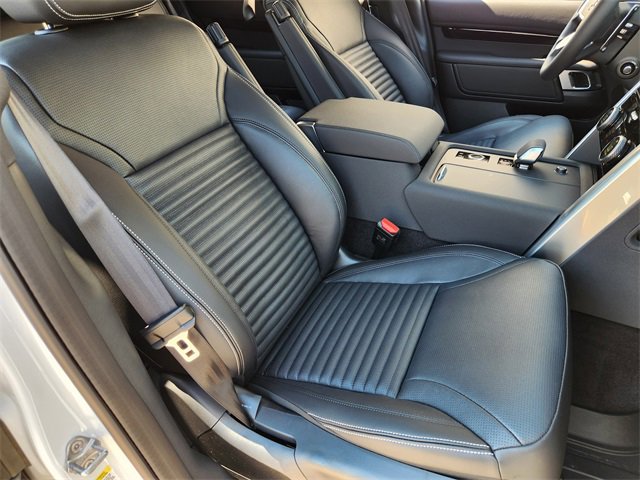 New 2025 Land Rover Discovery S image 10