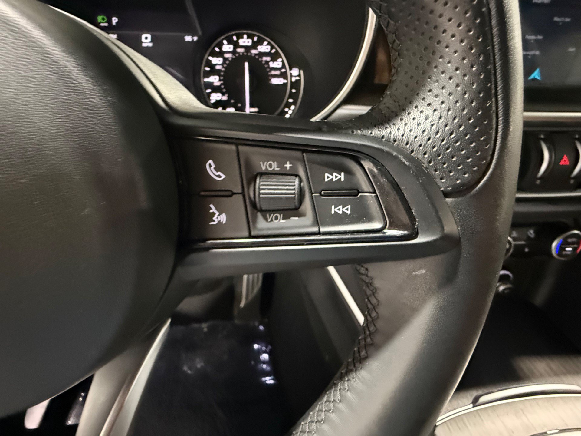 Used 2023 Alfa Romeo Stelvio Ti AWD/4WD image 24
