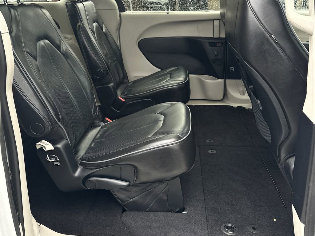 Used 2019 Chrysler Pacifica Limited image 16