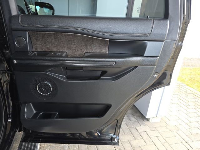 Used 2021 Ford Expedition Limited image 12