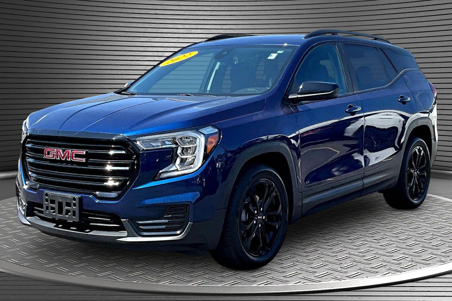 Used 2022 GMC Terrain SLE w/ Driver Convenience Package FWD image 3