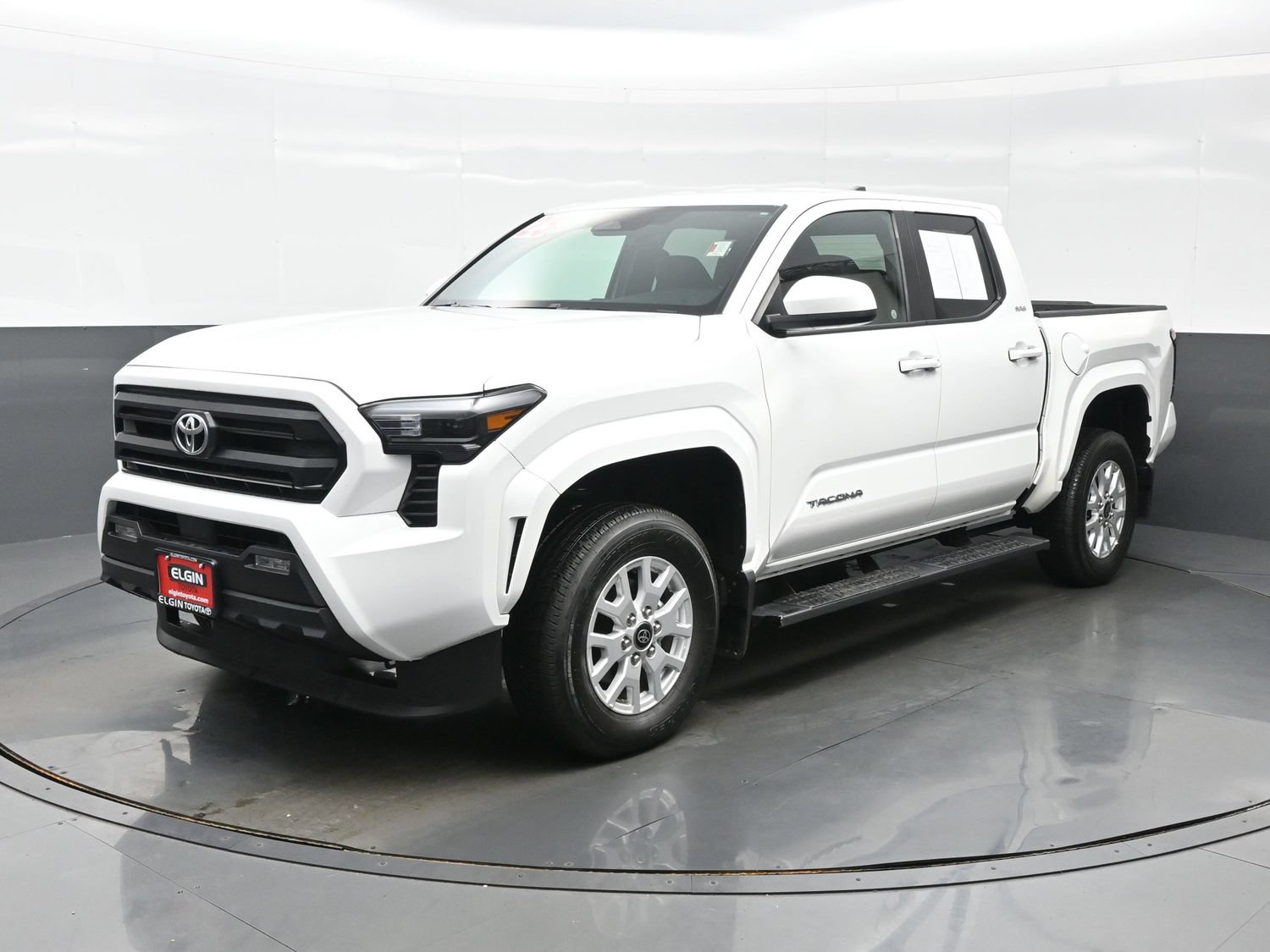 Used 2025 Toyota Tacoma SR5 AWD/4WD image 2