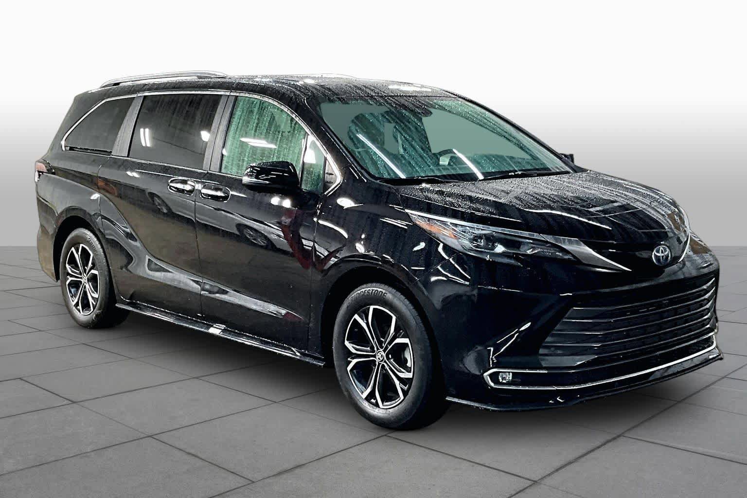 Used 2025 Toyota Sienna Platinum AWD/4WD image 3
