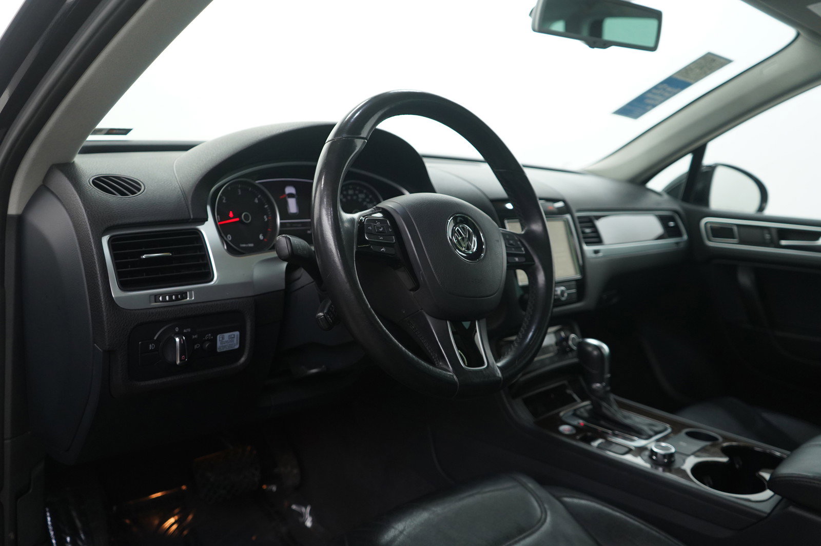 Used 2014 Volkswagen Touareg TDI image 17