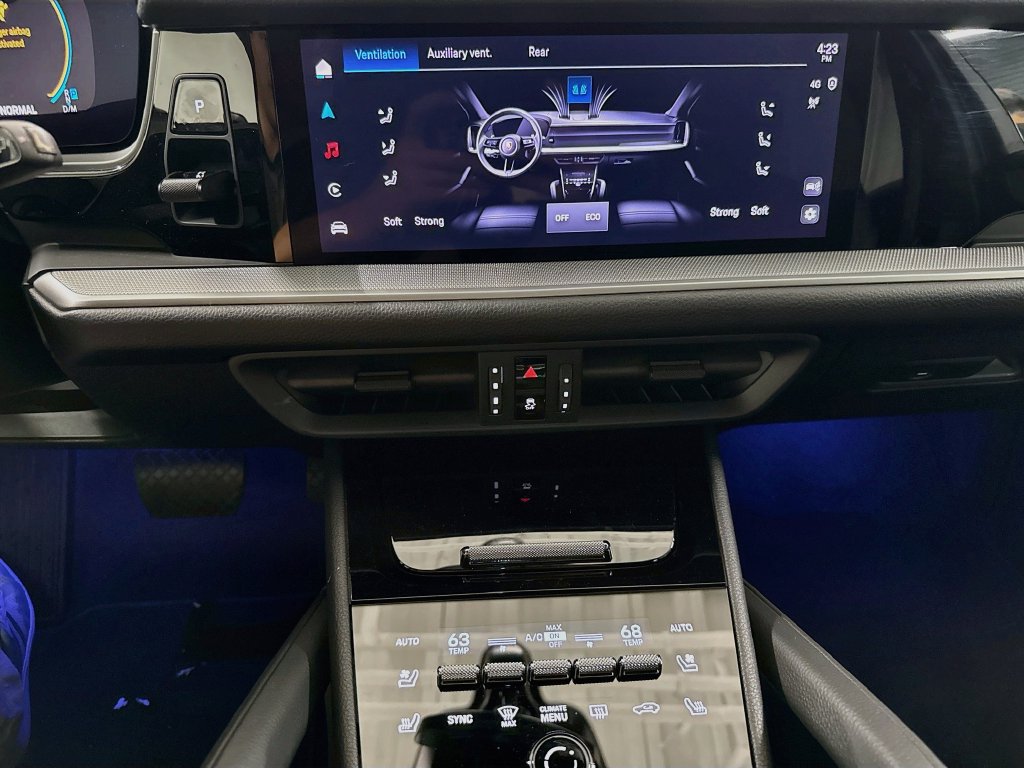 Certified 2025 Porsche Cayenne AWD/4WD image 17