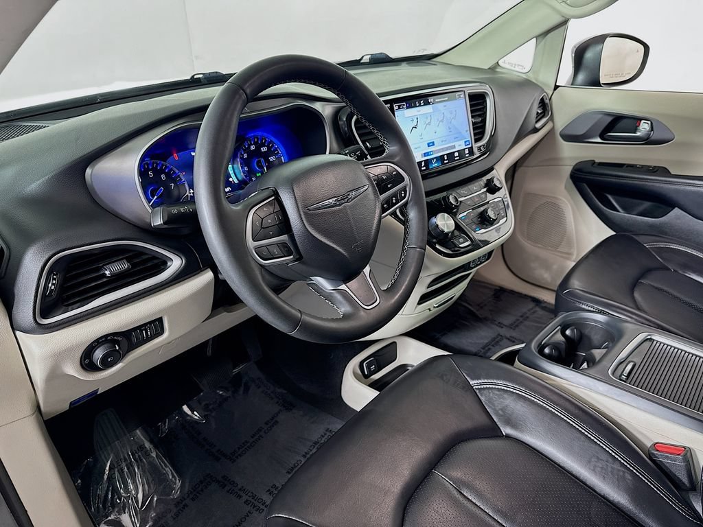Used 2023 Chrysler Pacifica Touring-L FWD image 9