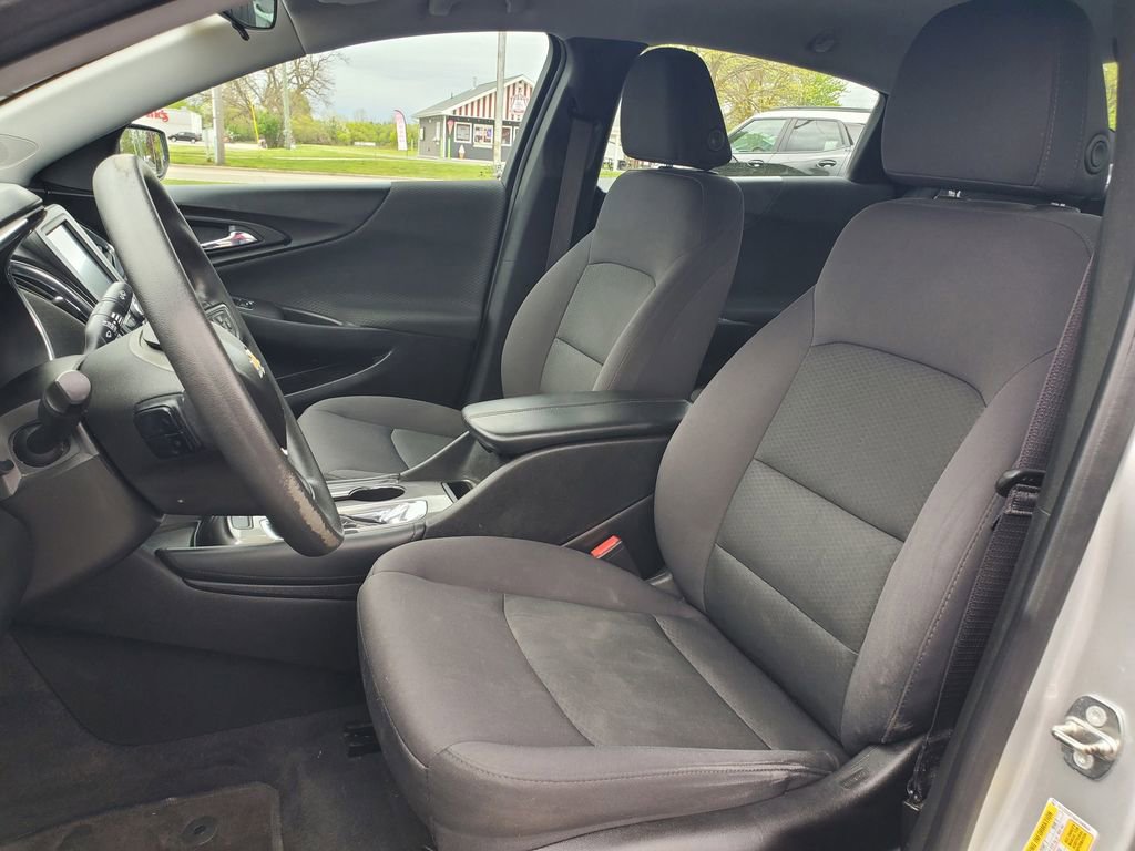 Used 2017 Chevrolet Malibu LT FWD image 6