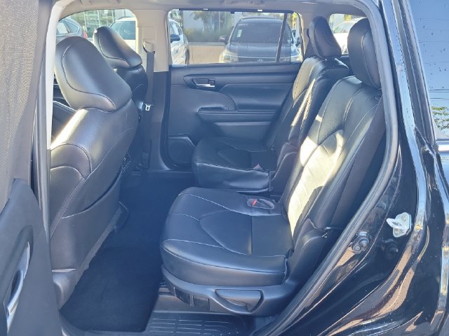 Used 2023 Toyota Highlander XLE FWD image 12