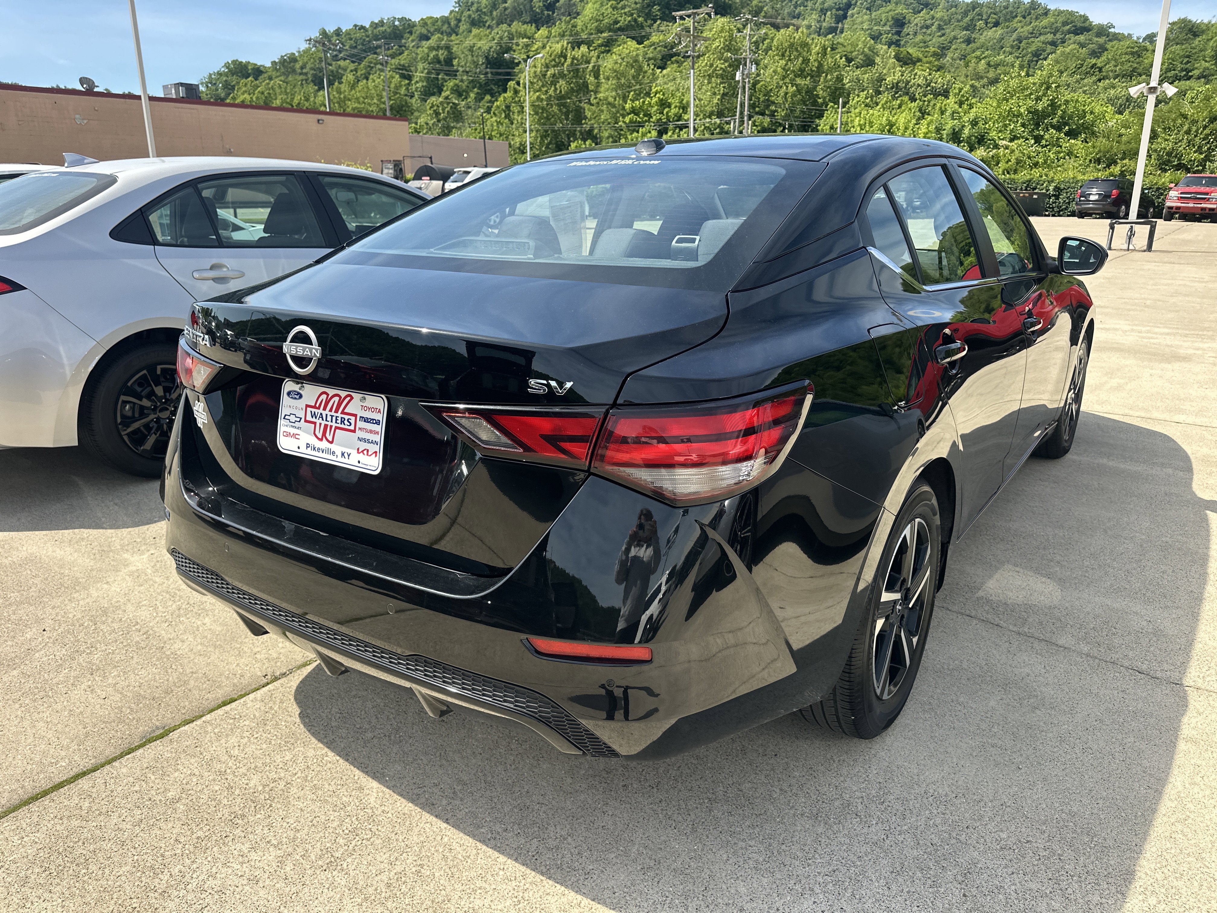 Used 2024 Nissan Sentra SV FWD image 2