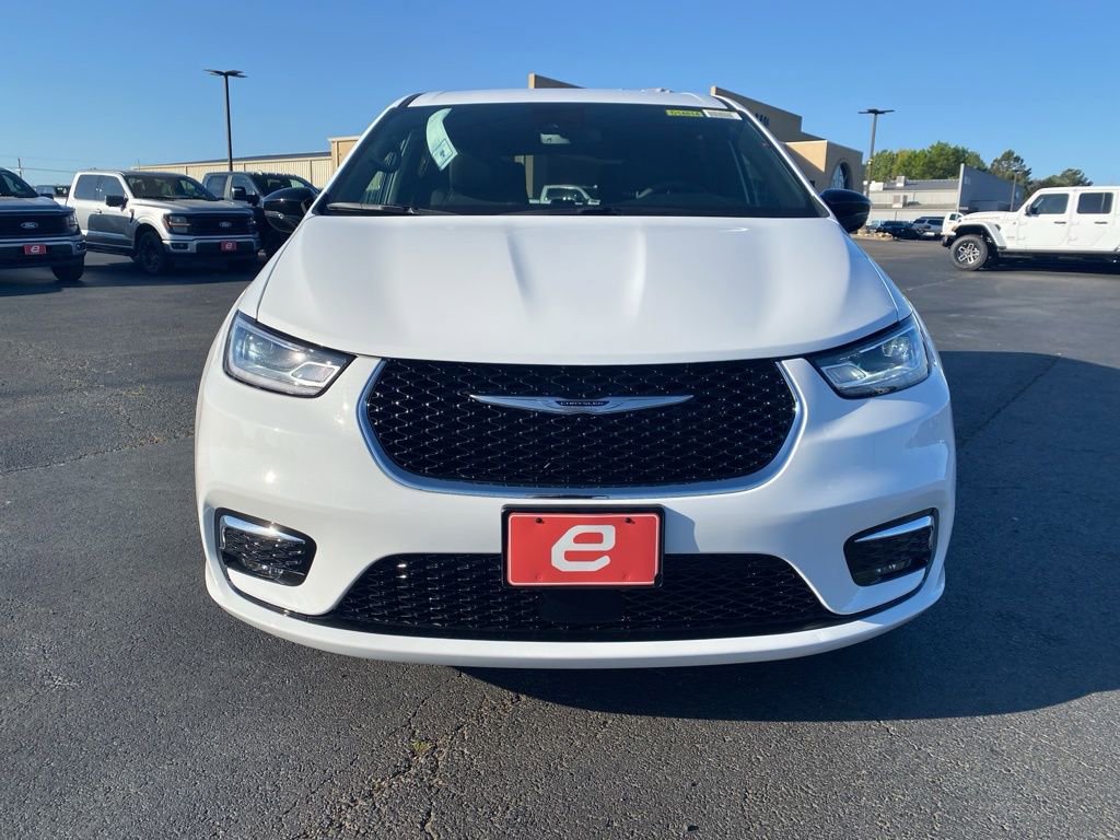 New 2026 Chrysler Pacifica Select image 2