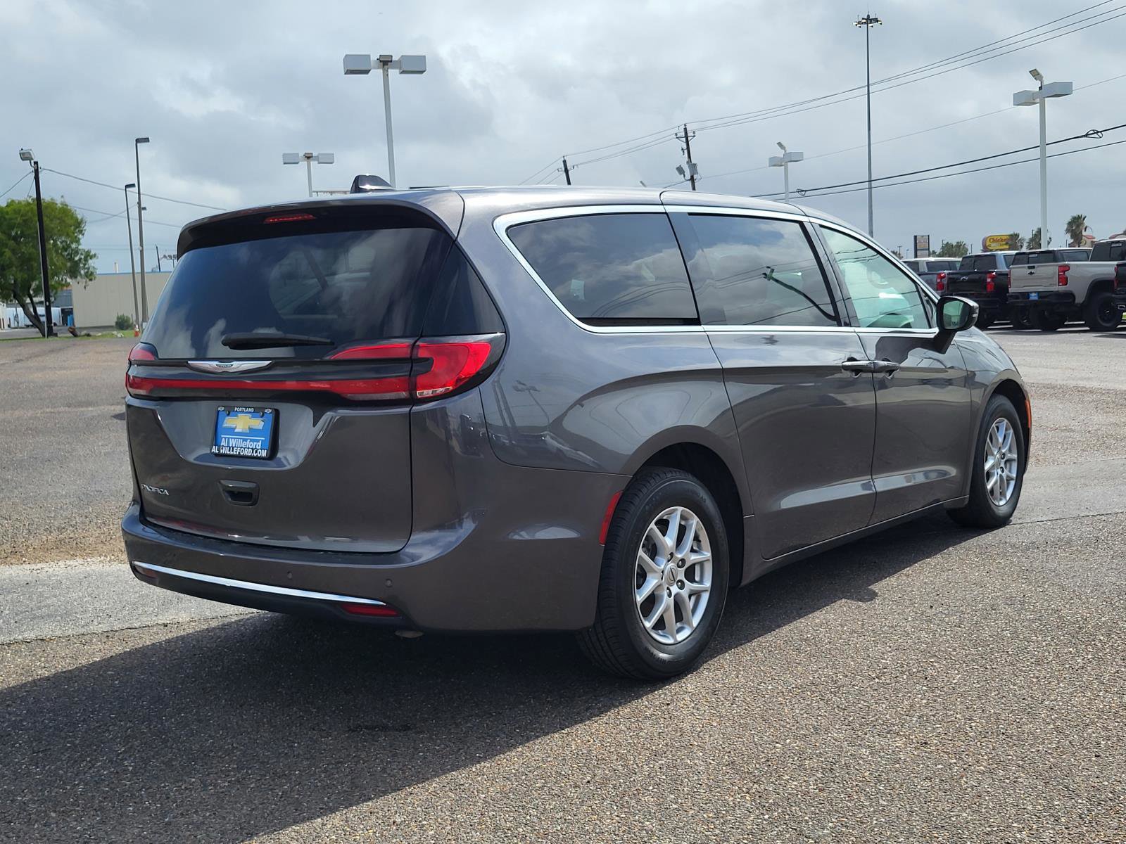 Used 2023 Chrysler Pacifica Touring-L FWD image 5