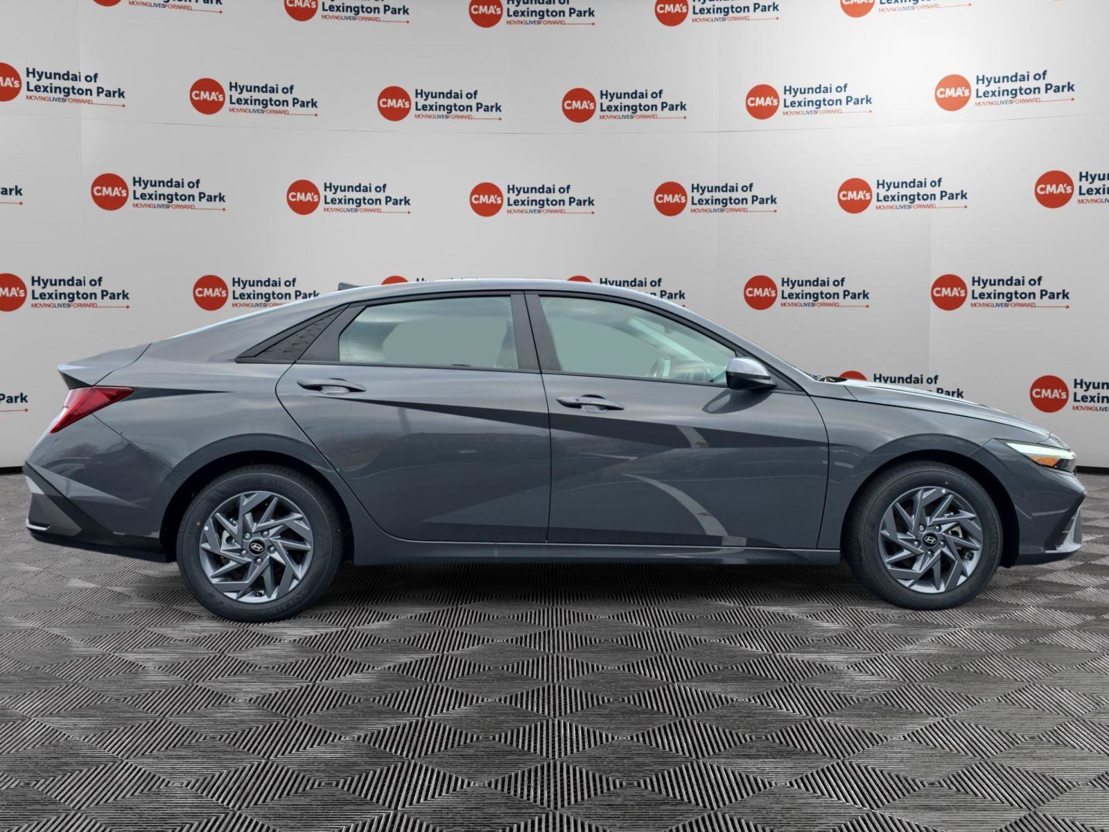 Used 2025 Hyundai Elantra Hybrid FWD image 8