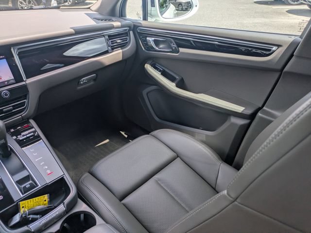 Used 2024 Porsche Macan AWD/4WD image 16
