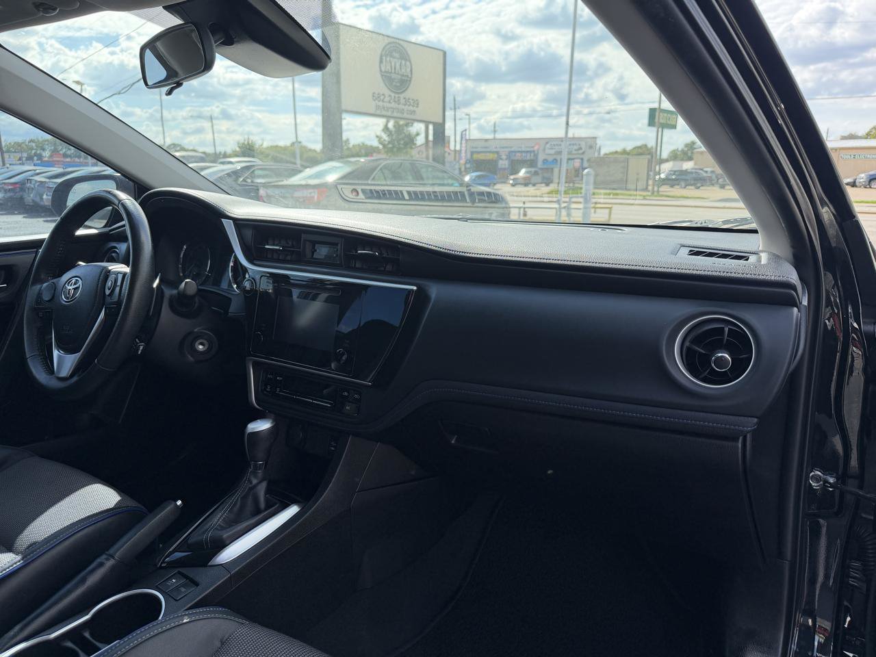 Used 2018 Toyota Corolla SE FWD image 15
