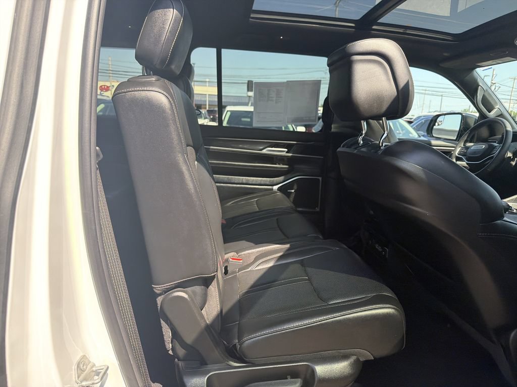 Used 2023 Jeep Wagoneer 4WD w/ Premium Group I image 17