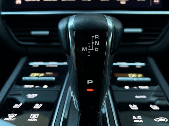 Certified 2022 Porsche Cayenne Platinum Edition image 22