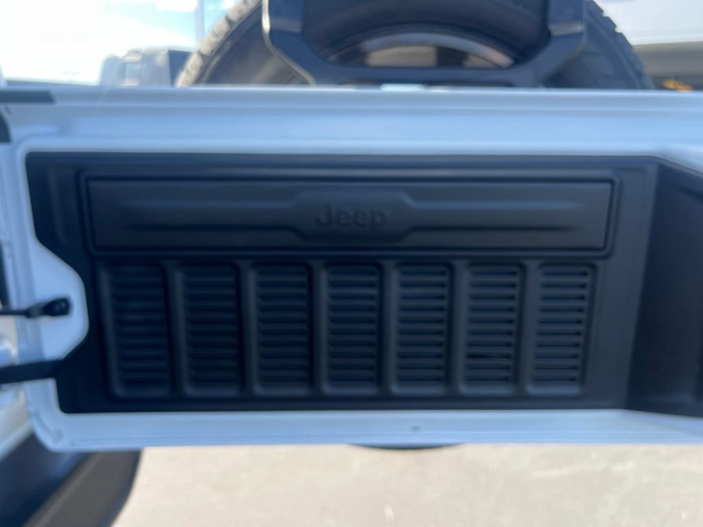 Used 2025 Jeep Wrangler Unlimited Sahara AWD/4WD image 38