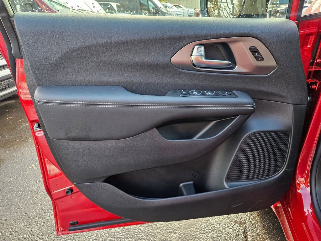 New 2026 Chrysler Pacifica Select image 11