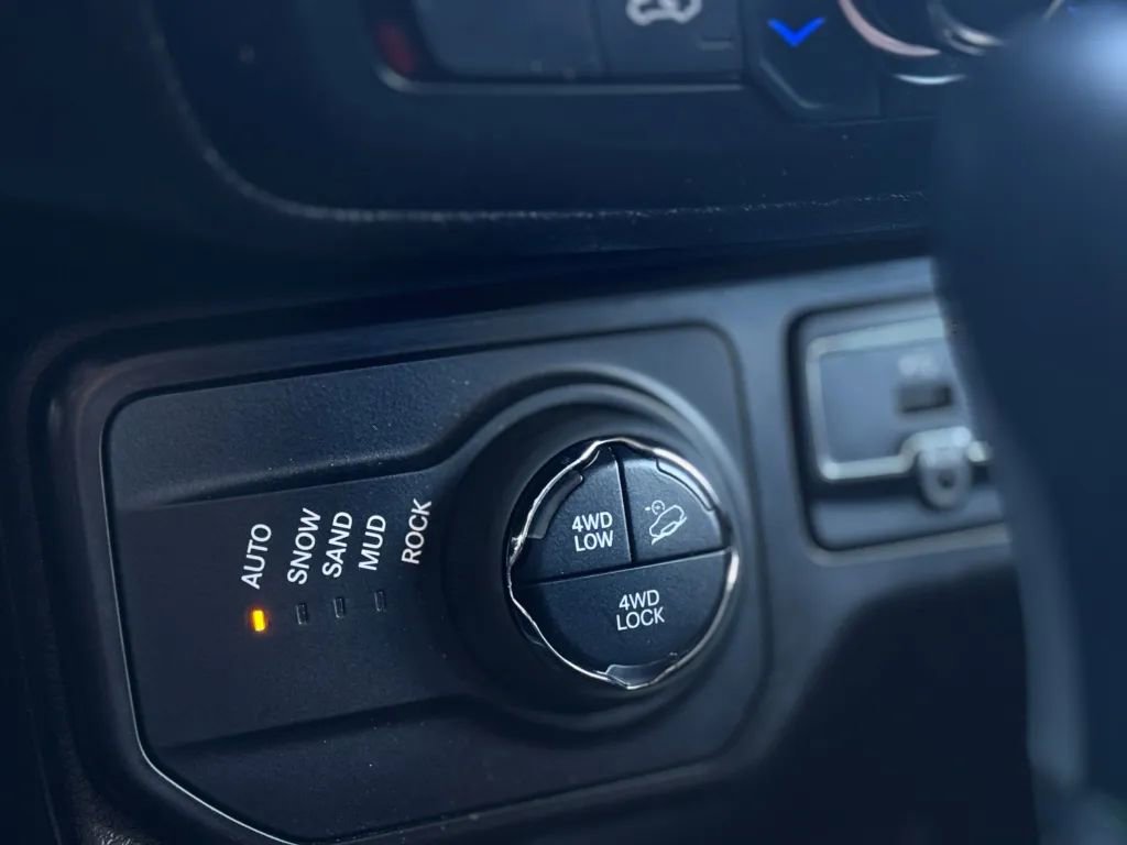 Used 2020 Jeep Renegade Trailhawk w/ Cold Weather Group image 30