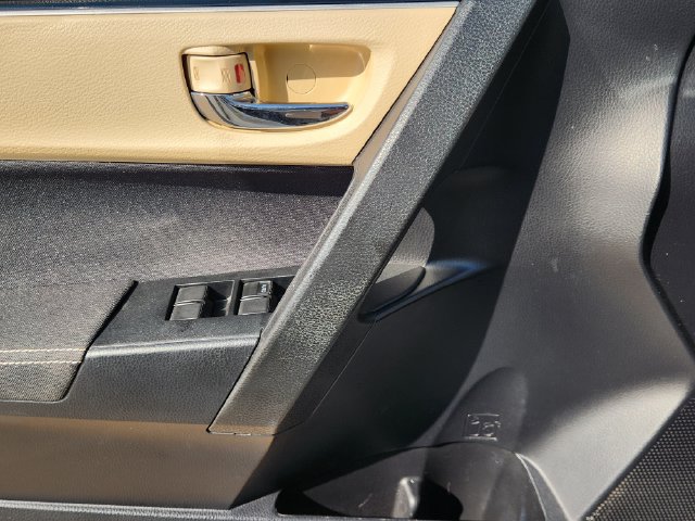 Used 2018 Toyota Corolla LE FWD image 17