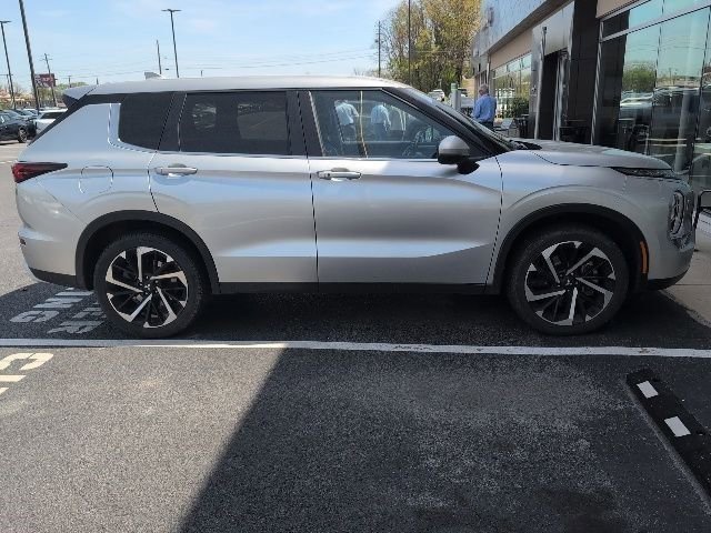 Used 2024 Mitsubishi Outlander SE image 4