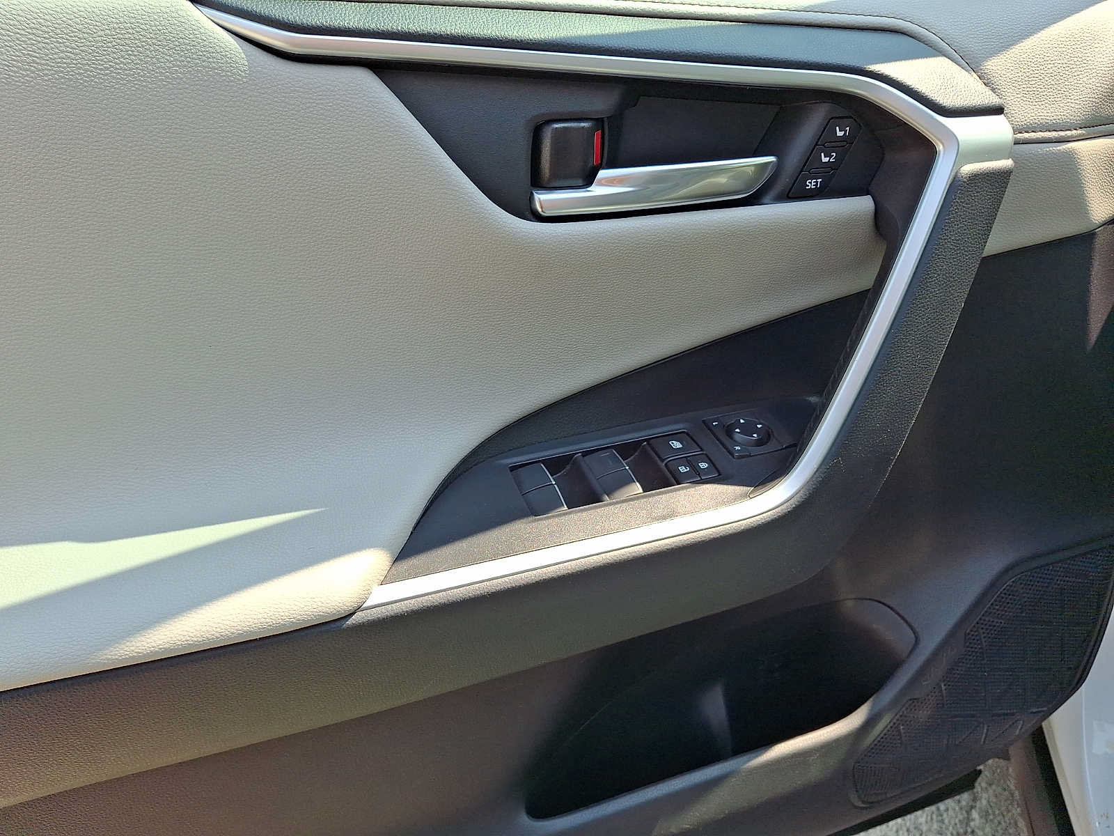 Used 2019 Toyota RAV4 Limited w/ Carpet Mat Package AWD/4WD image 8