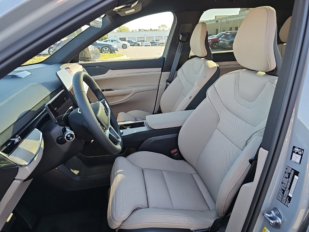 Certified 2025 Volvo EX90 Plus AWD/4WD image 3