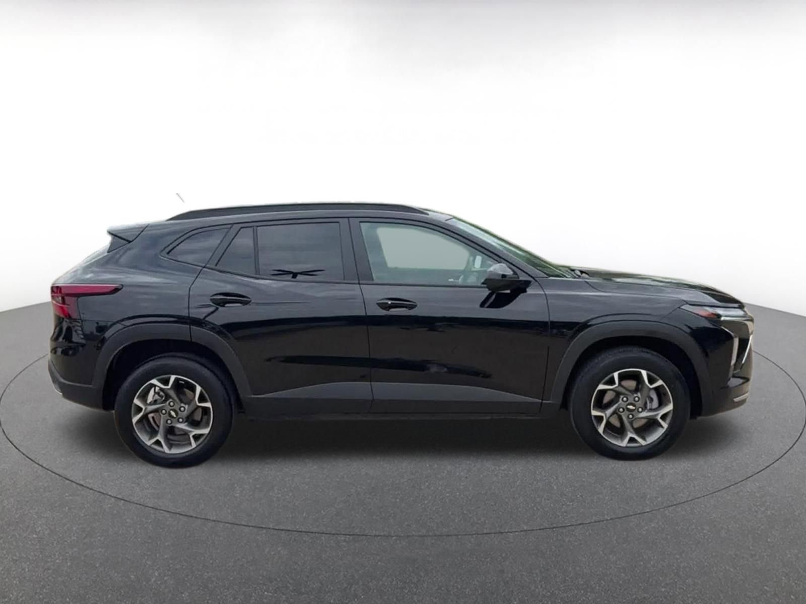 Used 2025 Chevrolet Trax LT w/ LT Convenience Package FWD image 16