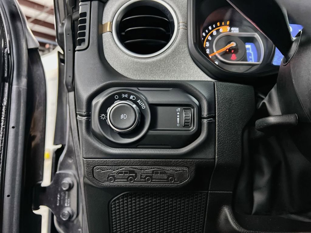 Used 2025 Jeep Wrangler Unlimited Sahara AWD/4WD image 12