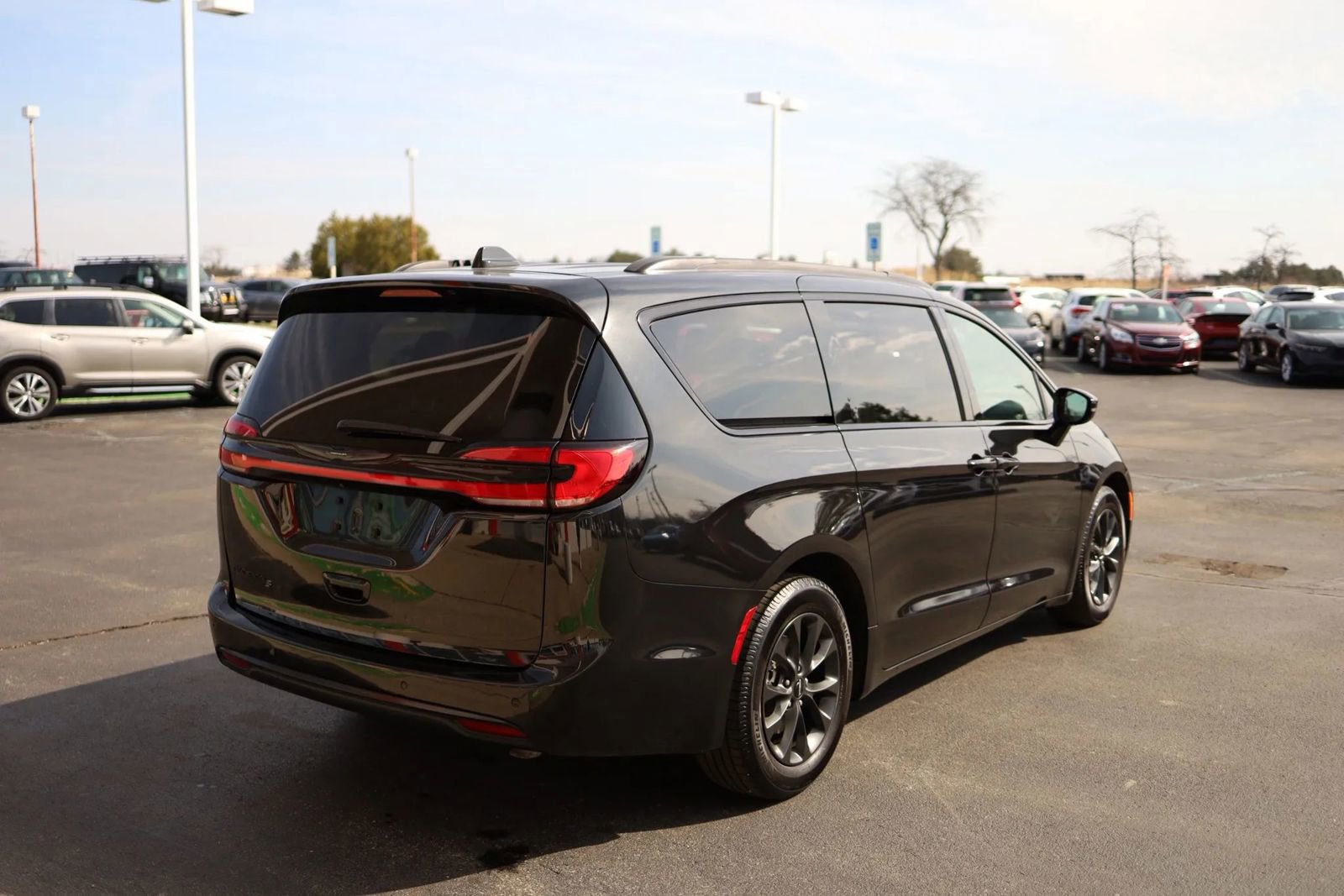 Used 2021 Chrysler Pacifica Touring w/ Uconnect Theater Family Group image 5