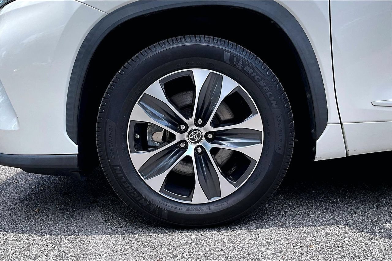 Used 2020 Toyota Highlander XLE FWD image 35