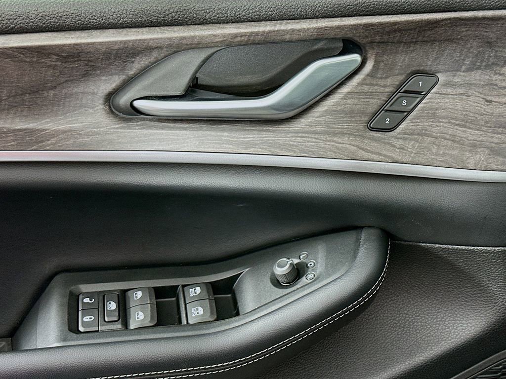 Used 2024 Jeep Grand Cherokee Limited w/ Black Appearance Package image 19