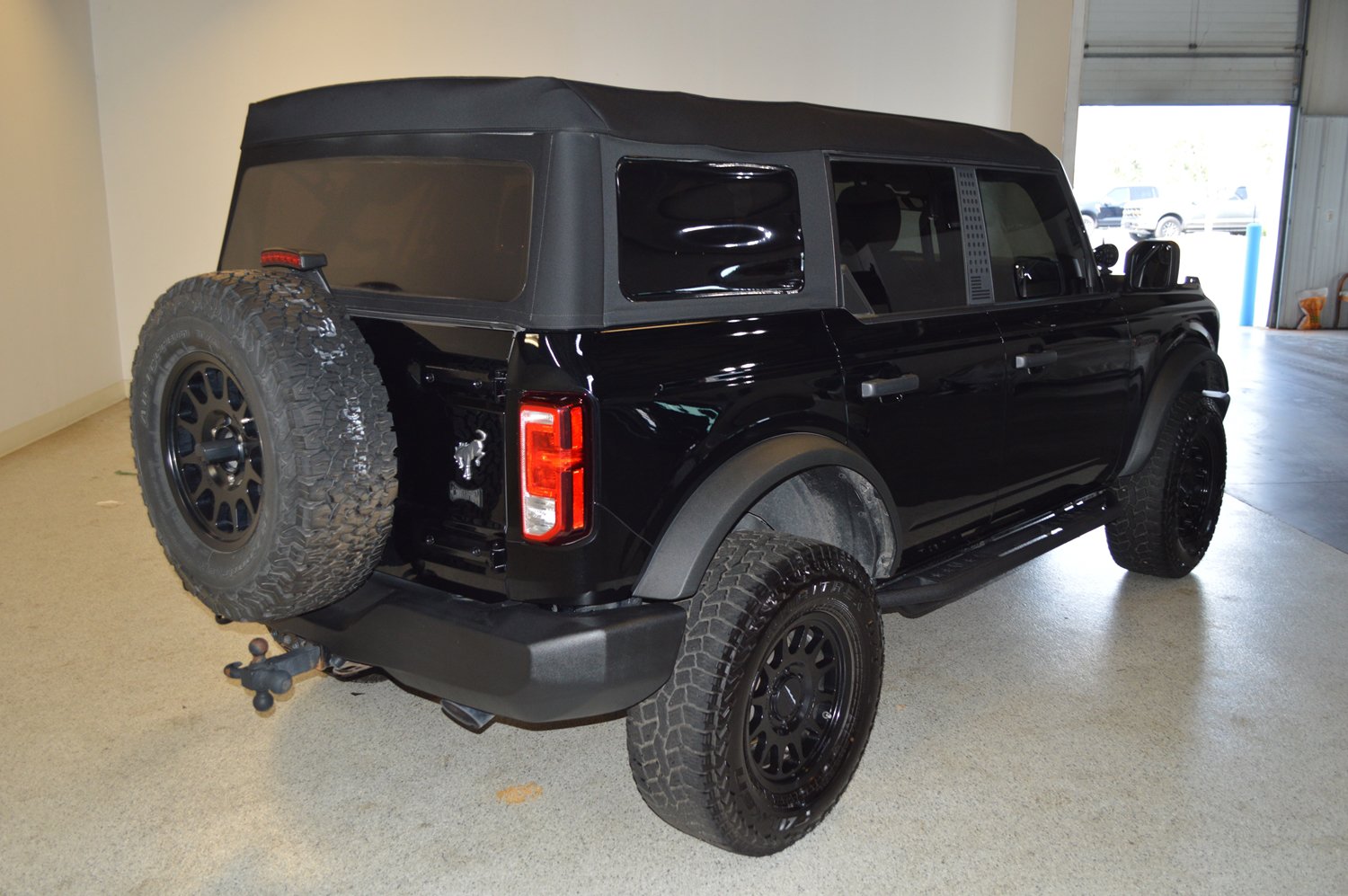 Used 2023 Ford Bronco 4-Door AWD/4WD image 3