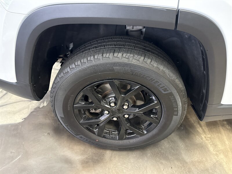 Used 2024 Jeep Grand Cherokee Altitude AWD/4WD image 12