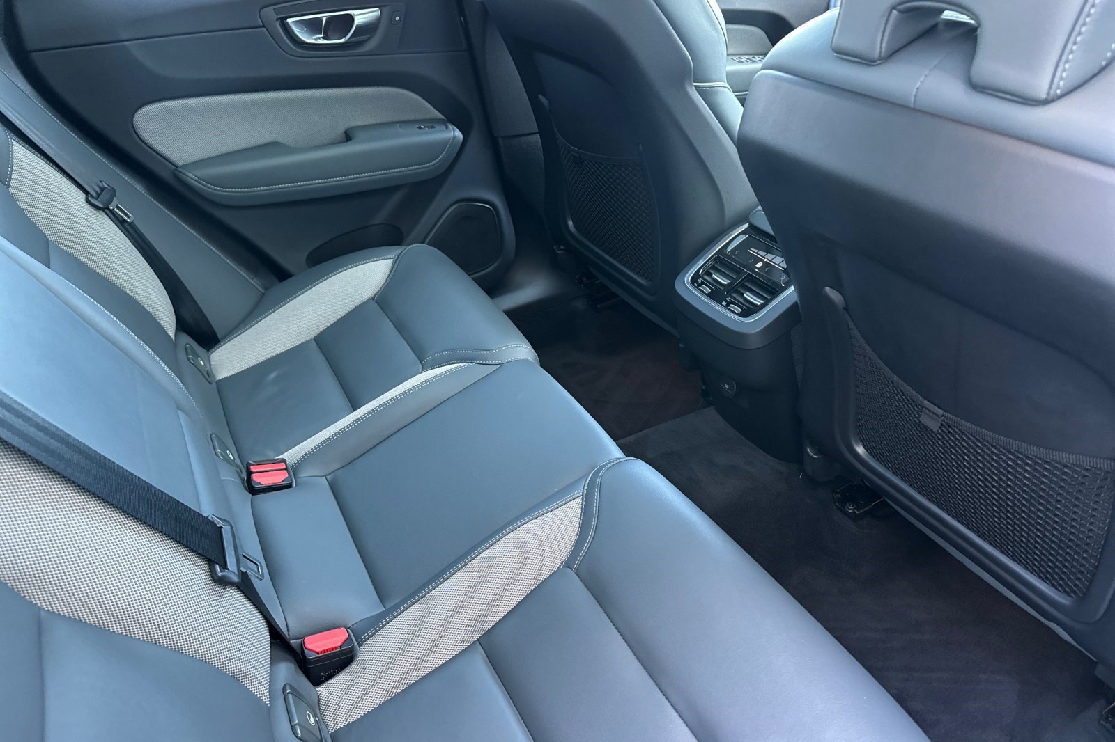 Used 2022 Volvo XC60 B5 R-Design w/ Advanced Package AWD/4WD image 34