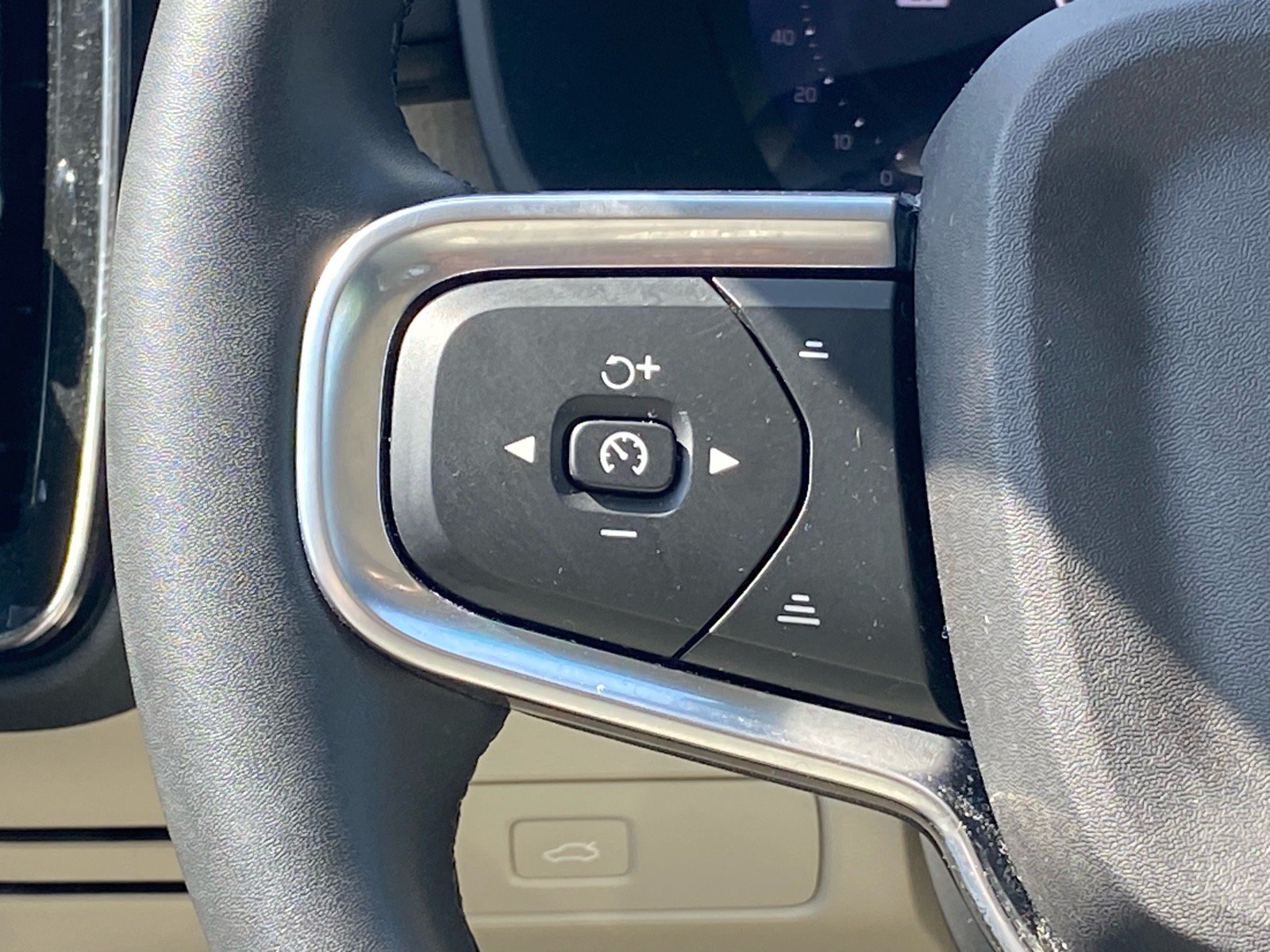 Used 2023 Volvo XC40 B5 Plus AWD/4WD image 4