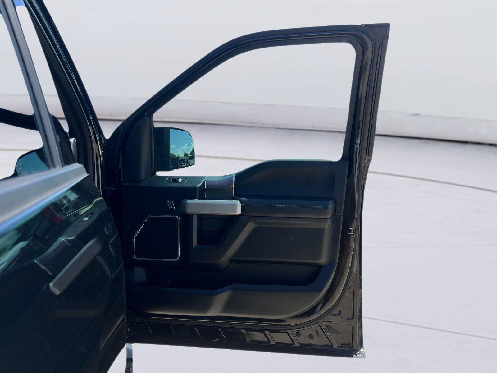 Used 2017 Ford F150 Lariat RWD image 28