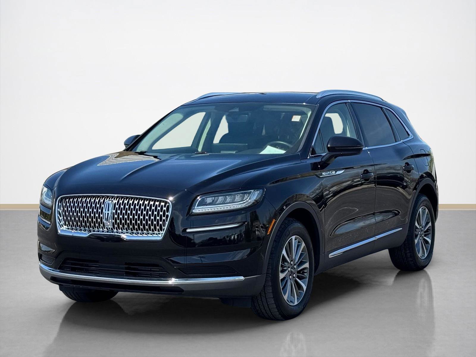 Used 2023 Lincoln Nautilus AWD image 3