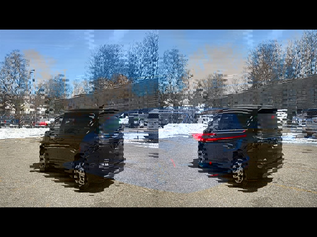 Used 2025 Chrysler Pacifica Select image 4