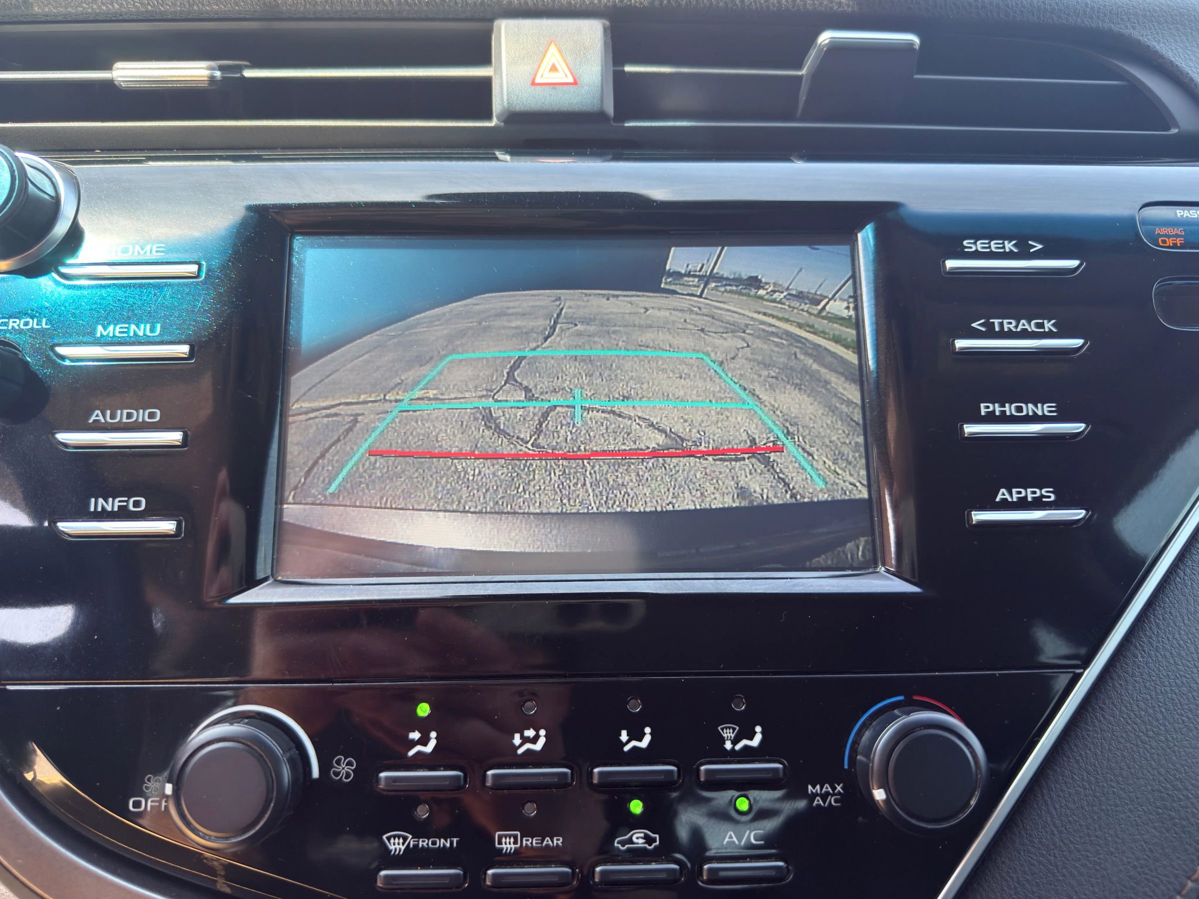 Used 2018 Toyota Camry LE image 10