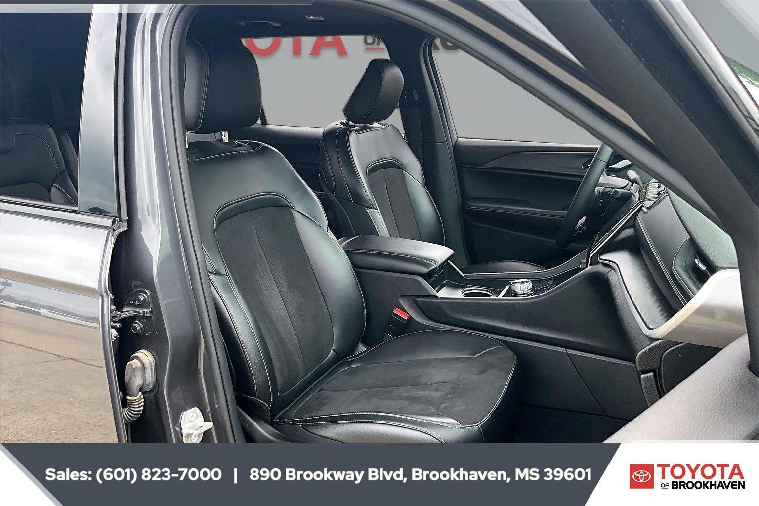 Used 2023 Jeep Grand Cherokee L Laredo AWD/4WD image 6