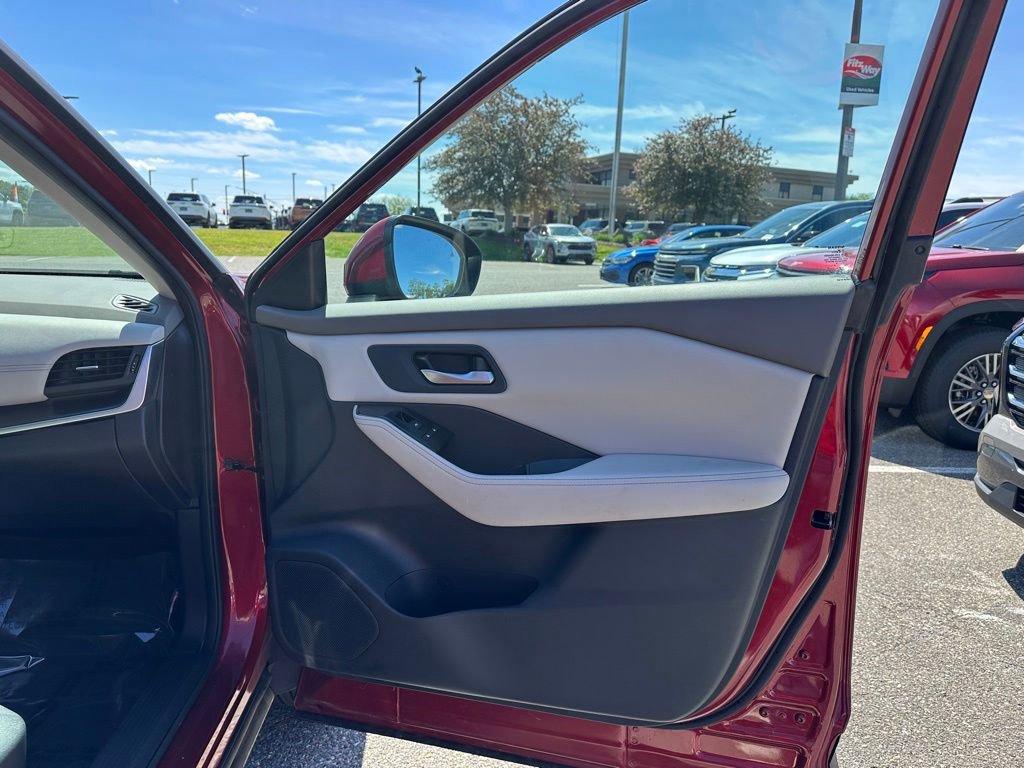 Used 2025 Nissan Rogue SV AWD/4WD image 15